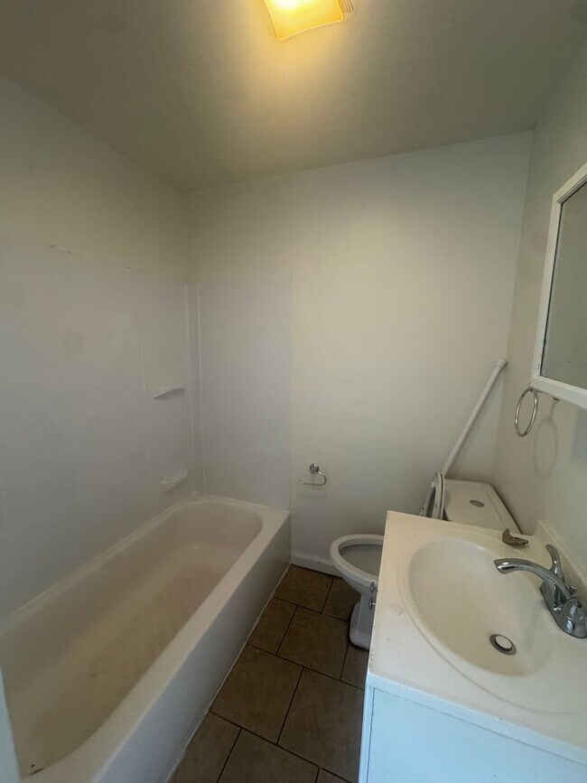 Building Photo - Beautifully Remodeled 4-bedroom Home located in Allentown