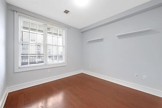 Building Photo - 830 Monroe St