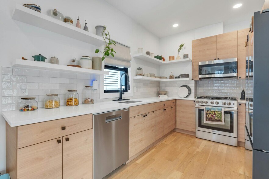 Building Photo - 71 Mission St