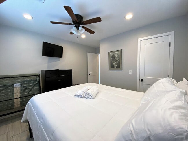 Building Photo - 33 N Hobson