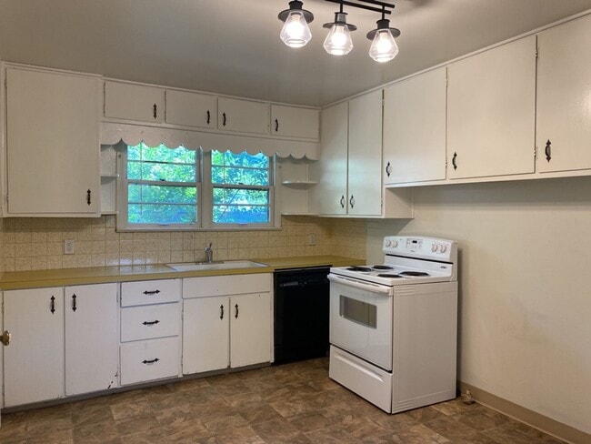 Building Photo - STUDENTS WELCOME! 3 Bedroom/ 1 Bathroom Home One Block from CSU