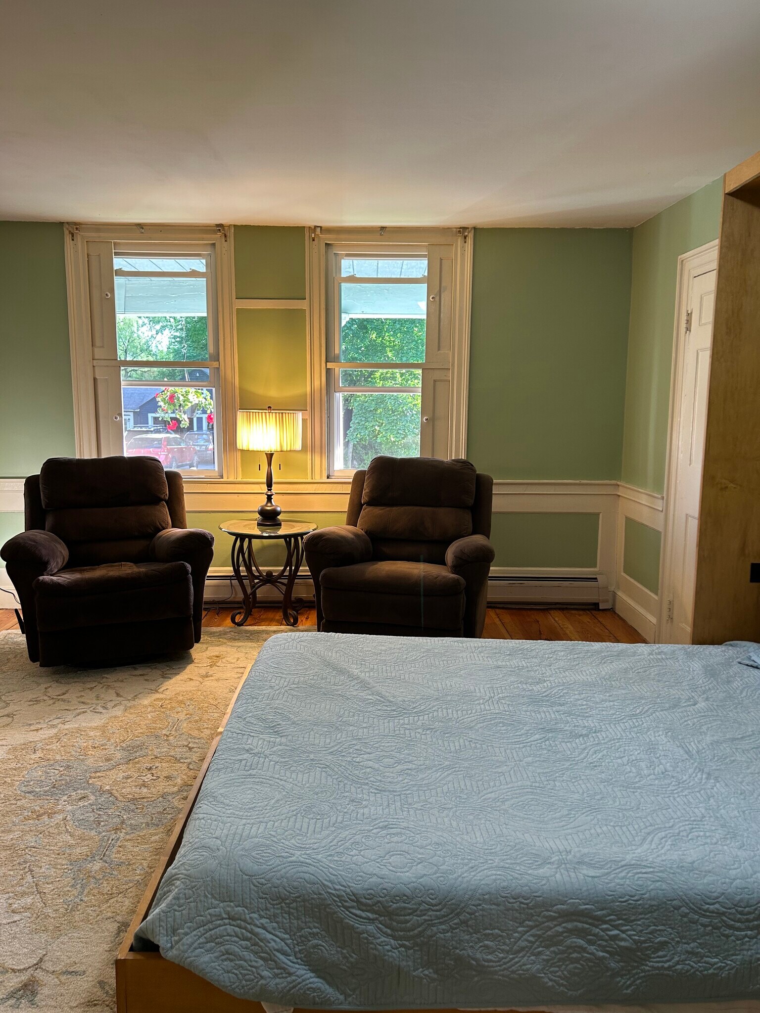 Seating area - 552 Mammoth Rd