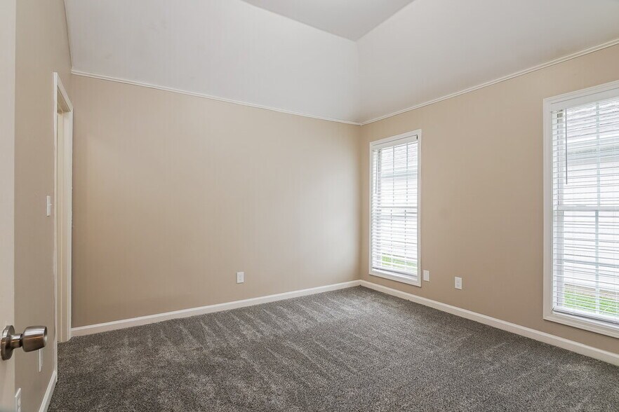Building Photo - 1061 Village Trail