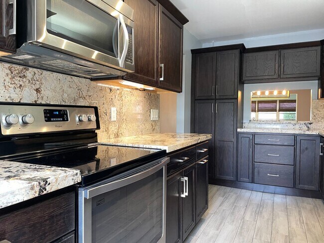 Building Photo - Beautifully renovated! 2 Bed, 2 Bath corne...