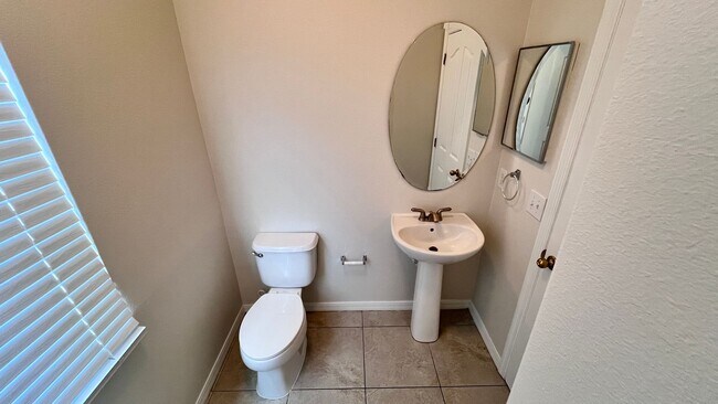Building Photo - Upgraded Avalon Park 3 Bed/2.5 Bath Townhome!