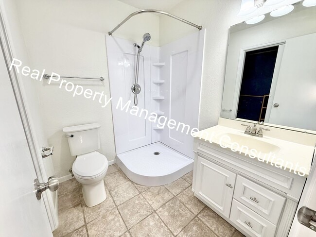Building Photo - 3 bed 2.5 bath Private Oasis