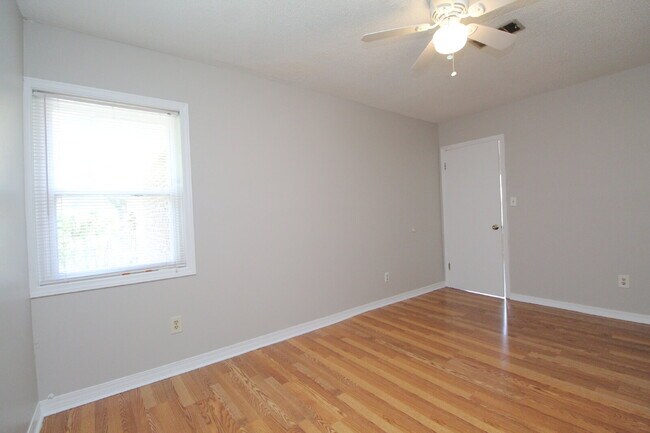 Building Photo - Spacious Bellview 2BR/1.5BA Duplex with Large New Front Deck, Fenced Backyard & Covered 2-Car Car...