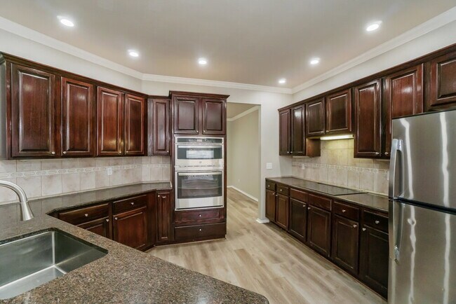 Building Photo - 10 Marella Dr