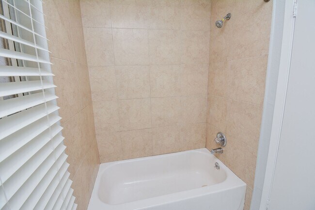 Building Photo - Charming Home for Rent in Southwest Houston !