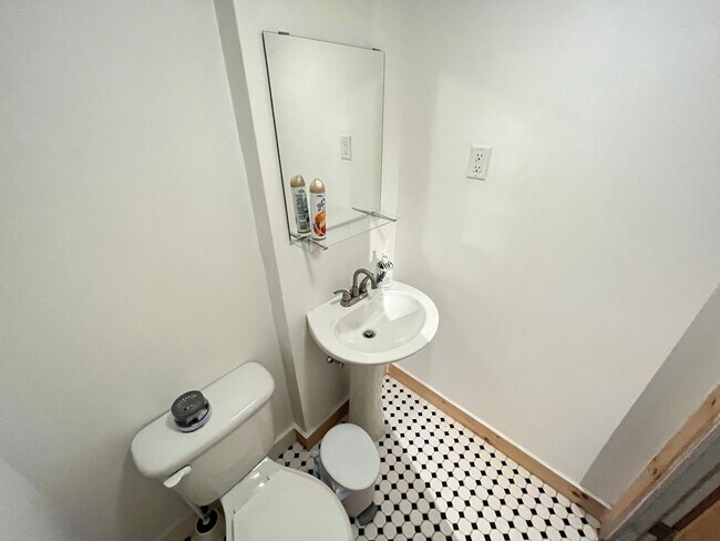 Building Photo - Beautiful East Rock Single Family House