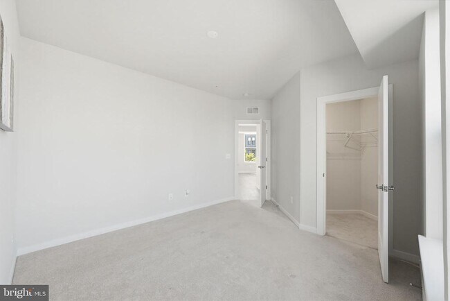 Building Photo - 43830 Middleway Ter