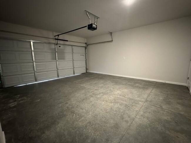 Building Photo - LIKE NEW, 3 bed 2 bath Townhome in Lula!