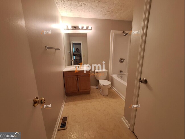 Building Photo - 5955 Sutton Pl
