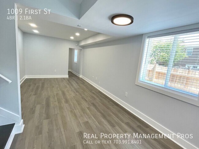 Building Photo - 1009 First St