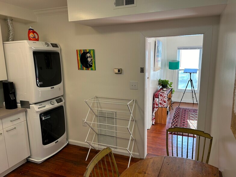 Building Photo - 3005 Huntingdon Ave