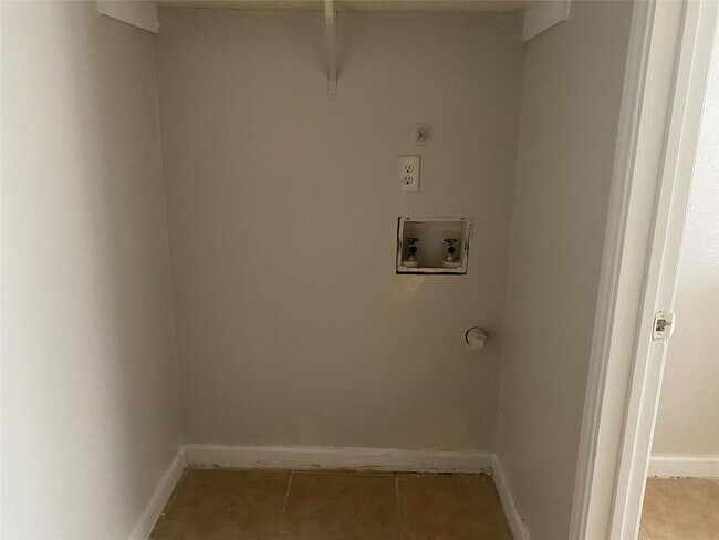 Building Photo - Limestone Dr. Duplex