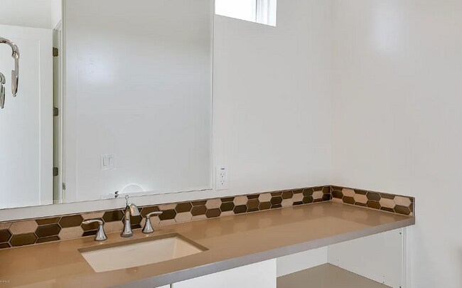 Building Photo - 6850 E McDowell Rd