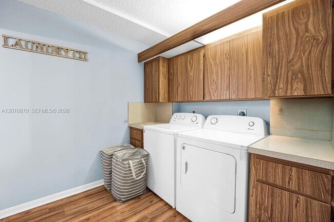 Building Photo - 6049 Balboa Cir