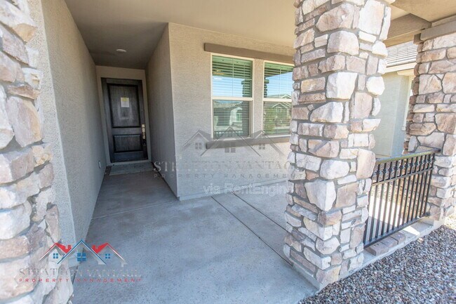 Building Photo - 15243 W Latham St