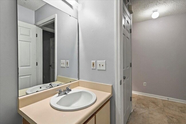 Building Photo - 3001 Oak Park Ct