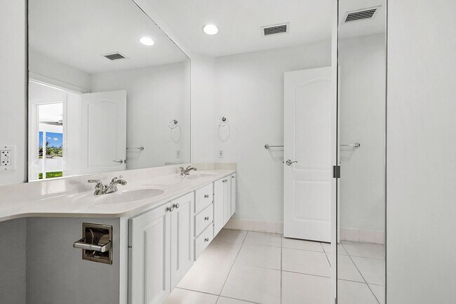 Building Photo - 8270 Eleuthera Ln