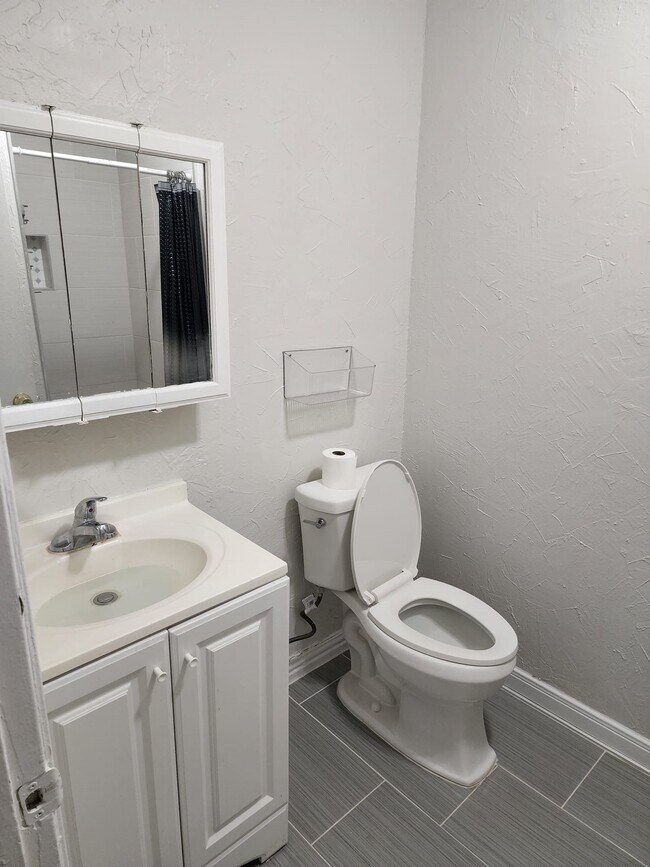 Building Photo - 4865 Beechaven St