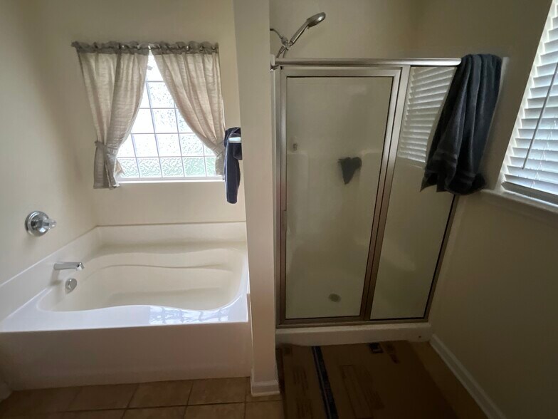 Master bath - 405 Harbour Reef Dr