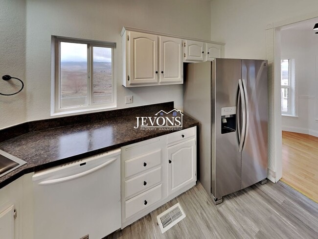 Building Photo - Comfortable Selah Residence with Open Living Space and Easy Commuter Access