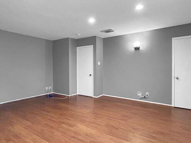 Building Photo - Freshly Updated 4-Bedroom Home with Pool, Fireplace & New Flooring in Universal City