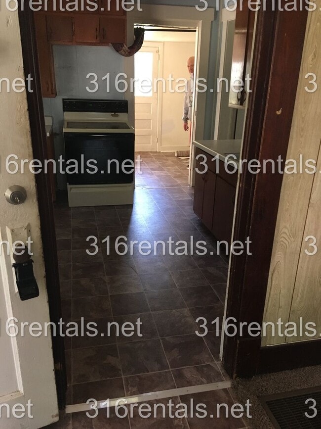 Building Photo - $799 - 2 bed 1 bath - Single Family