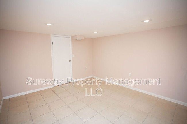 Building Photo - 841 Grove St