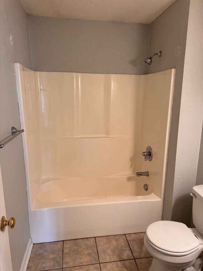 Building Photo - 2 Bedroom || 1 Bathroom Townhome