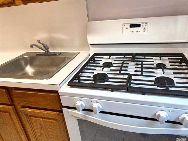 Building Photo - 68-38 Yellowstone Blvd