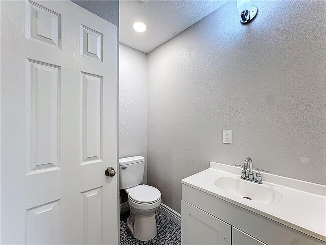 Building Photo - 2409 Drake Dr
