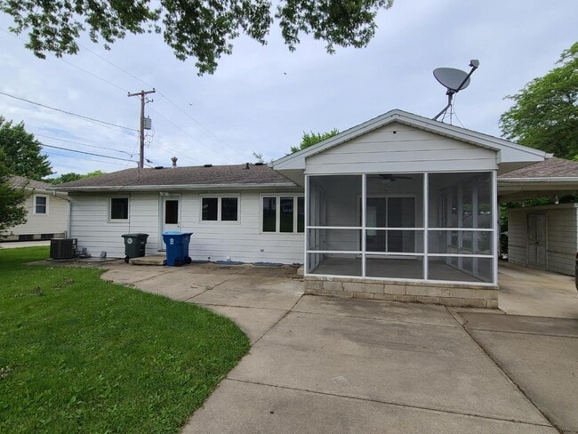 Building Photo - 608 Cataract Ave