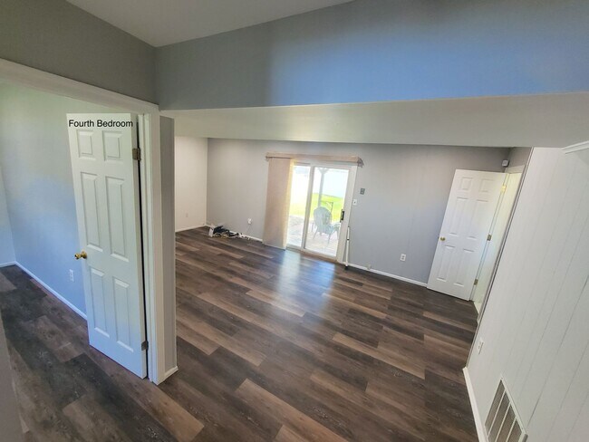 Building Photo - Single family, bi-level home with 4-bedrooms (one bedroom on ground level), 2.5 bathrooms, attach...