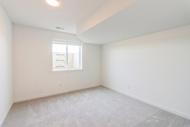 Building Photo - NEAR WAUKEE NORTHWEST!! 4 bedroom, 3 Bath Home In Waukee.