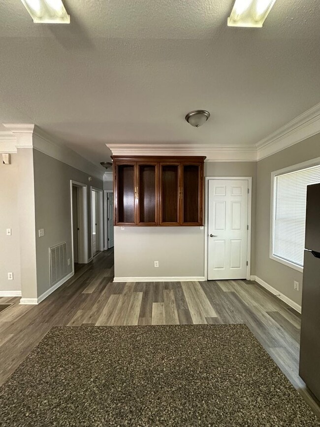 Building Photo - Large 4 bedroom home near Campus- Pre Lease for August 1st 2026