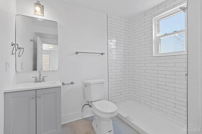 Building Photo - Newly renovated! Available August 1st 2027