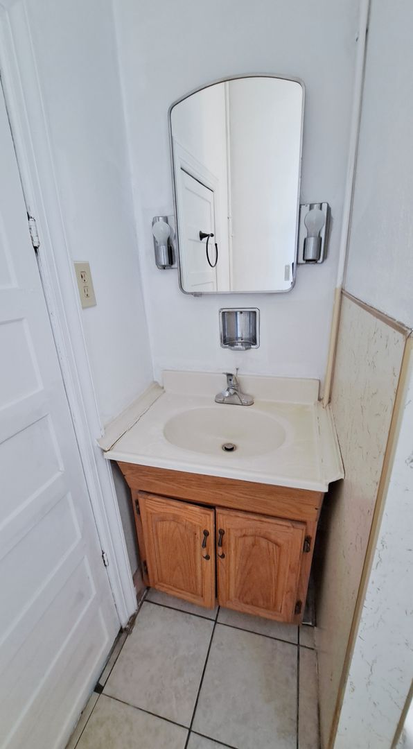 Building Photo - 523-523 1/2 Frederick Street