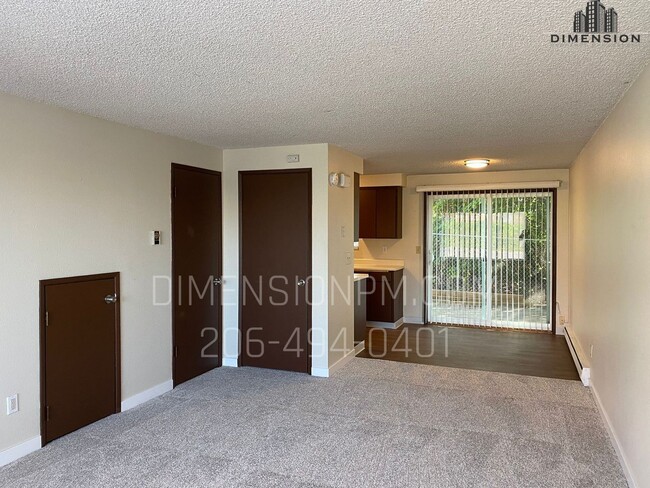 Interior Photo - 1601 N Laventure Rd