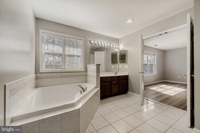 Building Photo - 8375 Mitzy Ln