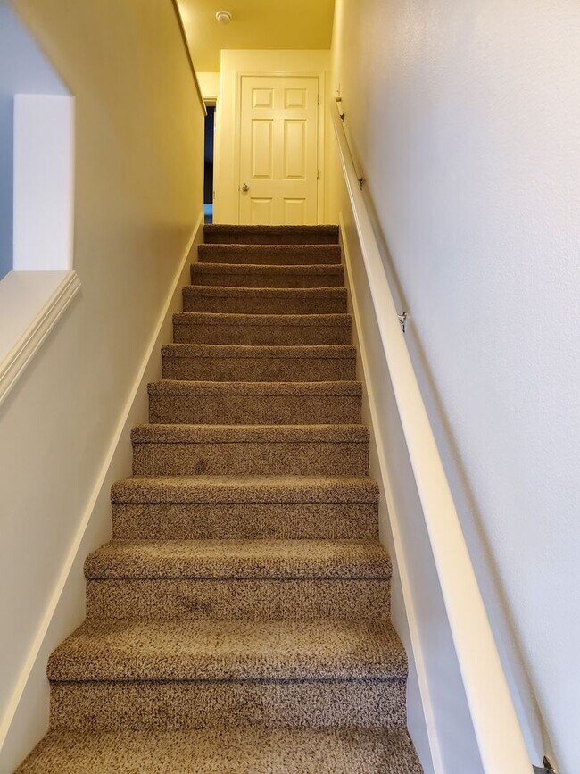 Building Photo - Great Location! 2 Bed 2 Bath Townhouse Style Condo! Open Concept! Laminate Floors Throughout Main!