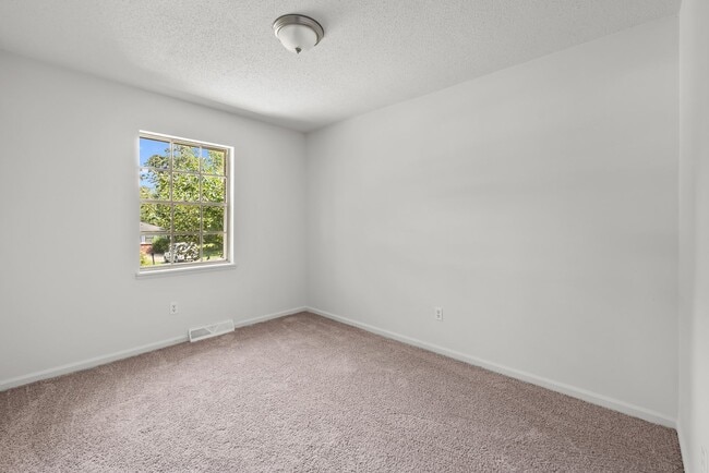 Building Photo - Charming Center Point Home