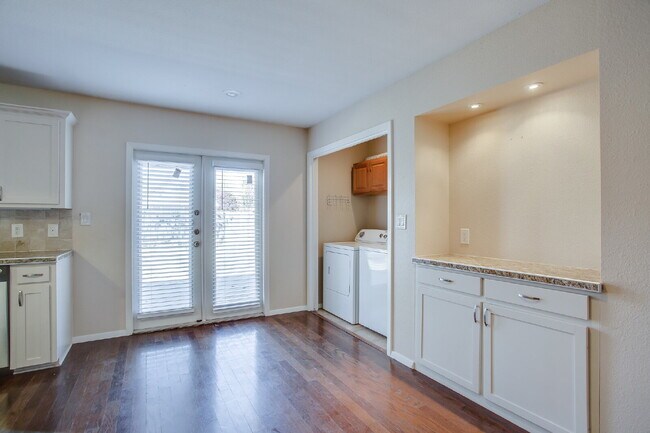 Building Photo - Beautiful, Spacious 4 Bedroom Close to Tex...
