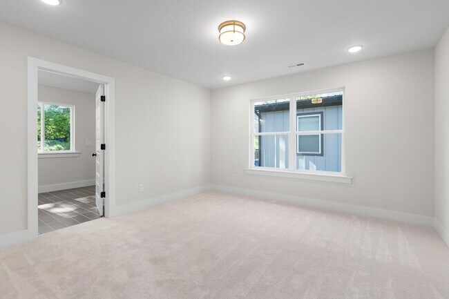 Building Photo - 638 Ladd Ave