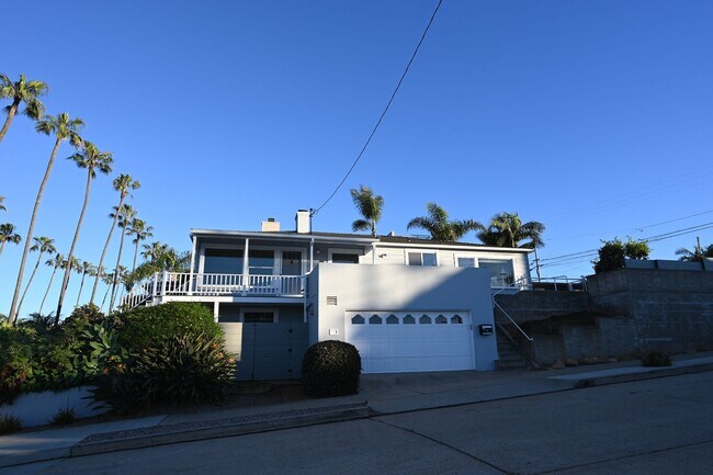 Building Photo - Beautiful Home with Gorgeous Views