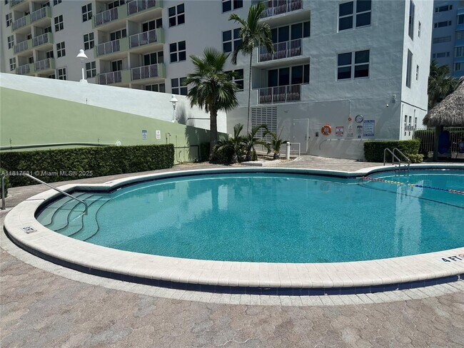 Building Photo - 10350 W Bay Harbor Dr