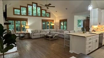 Building Photo - 205 E Deer Run