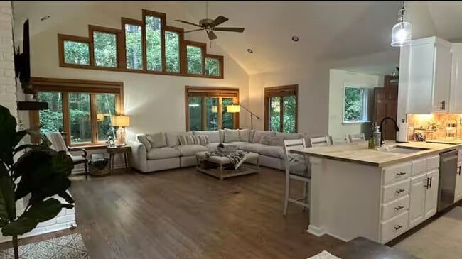 Building Photo - 205 E Deer Run